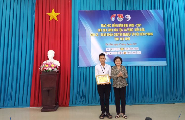 D:\DULIEU D HOI DONG DOI\NAM HOC 2020 - 2021.HINH HOAT DONG\CAP TINH\VU A DINH 2021\ANH DA SUA\TRAO GIAI THUONG VU A DINH 2020.jpg