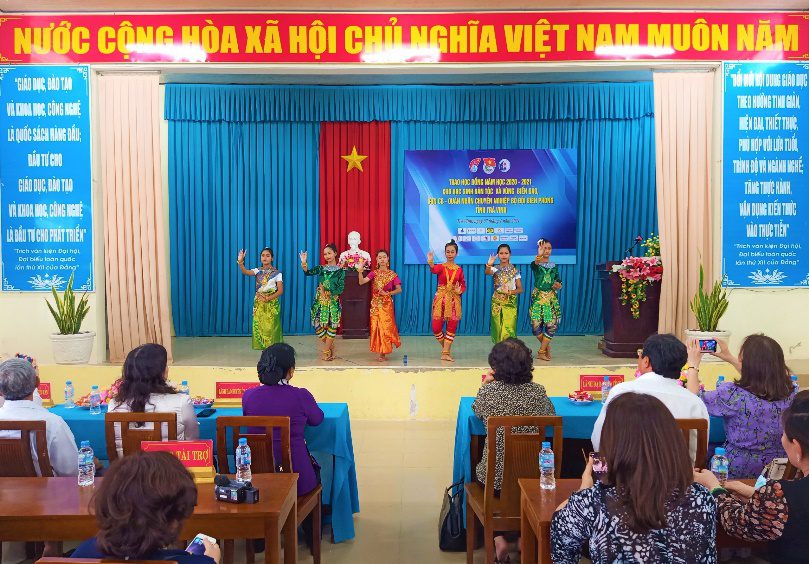 D:\DULIEU D HOI DONG DOI\NAM HOC 2020 - 2021.HINH HOAT DONG\CAP TINH\VU A DINH 2021\ANH DA SUA\VAN NGHE.jpg