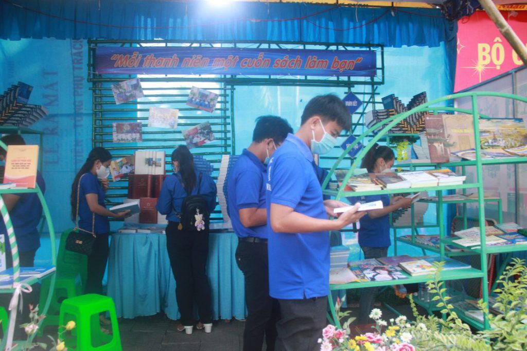 D:DUYET TIN BAI2022ĐVTN tham quan trien lam sach.jpg