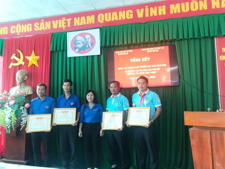 D:\Ho so cua Tu\Cong tac Doi20-2021\HInh anh\Hinh anh Hoi thi video clip hat Quoc ca\z2267443541732_7ed7caef16c4300dc6f28c098c776c5b.jpg