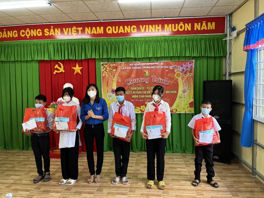 E:\HINH ANH22\xuan chia se - tet yeu thuong 2022\z3136990017663_b3daab0bce162d83b1ae5f61250fdc18.jpg