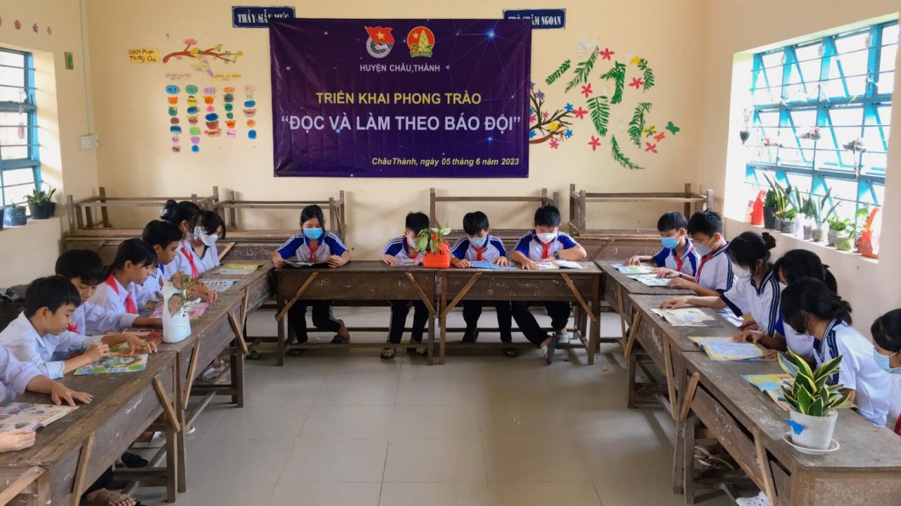 E:\THẢO MY. HỘI ĐỒNG ĐỘI NĂM HỌC 2023 - 2024. Hội nghị liên nghị năm học 2022-2023. Phóng sự\PHÓNG SỰ\Đội. đọc và làm theo báo đội.jpg