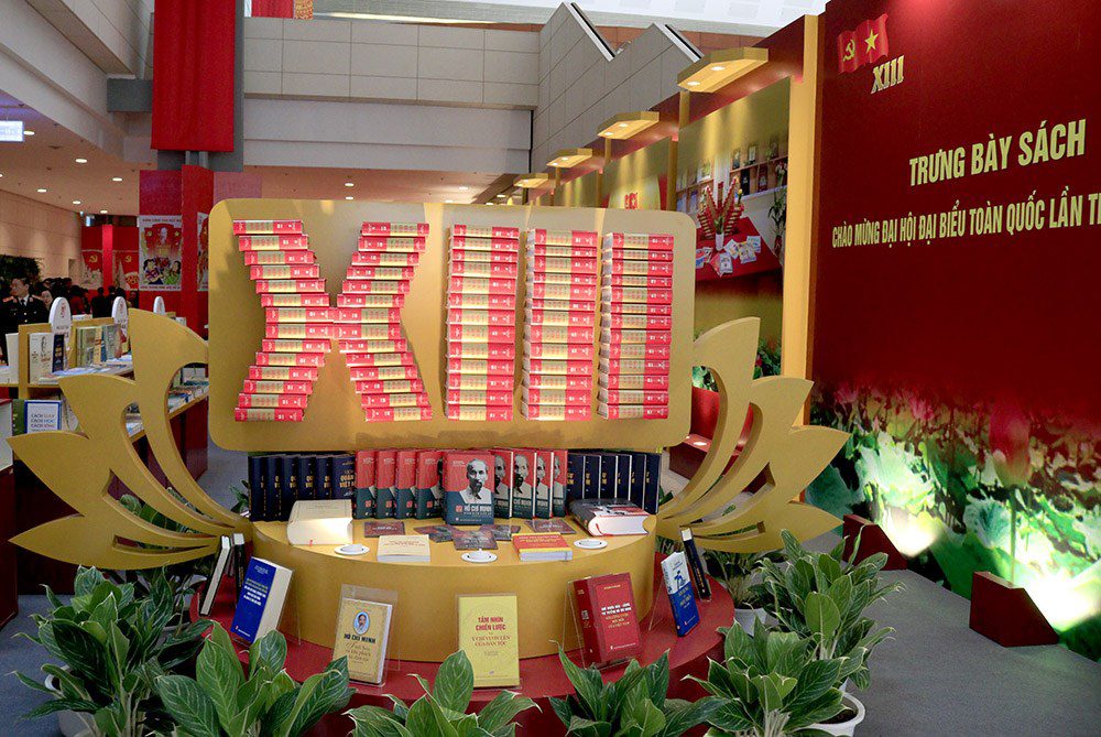 Trưng bày sách chào mừng Đại hội Đại biểu toàn quốc lần thứ XIII của Đảng. Ảnh: dangcongsan.vn 