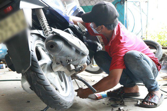 Nam sinh sửa xe miễn phí cho bạn bè ở ký túc xá ảnh 2