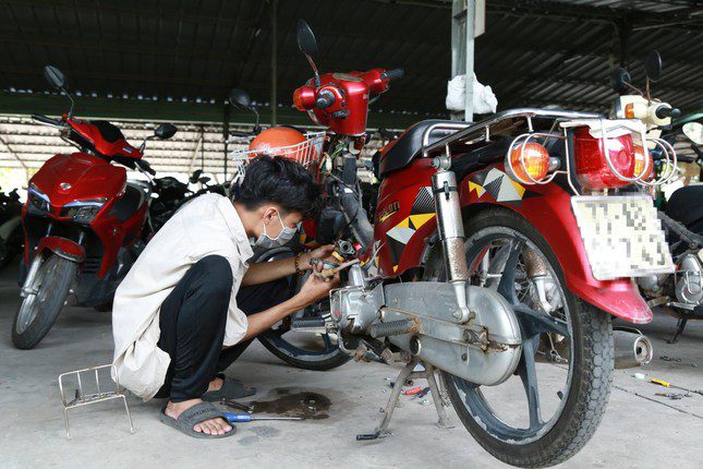 Nam sinh sửa xe miễn phí cho bạn bè ở ký túc xá ảnh 1