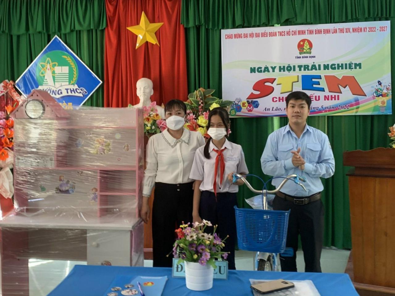 Trao tặng góc học tập và xe đạp cho nữ sinh lớp 6 mồ côi cha mẹ - ảnh 1