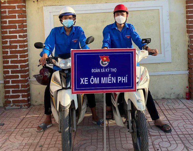 Xúc động hình ảnh tình nguyện viên cõng thí sinh đến tận phòng thi ảnh 2