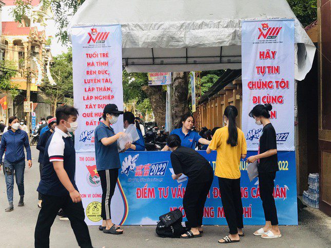 Xúc động hình ảnh tình nguyện viên cõng thí sinh đến tận phòng thi ảnh 11