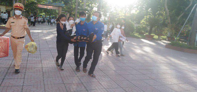 Xúc động hình ảnh tình nguyện viên cõng thí sinh đến tận phòng thi ảnh 3