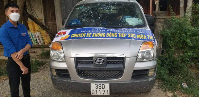 Xúc động hình ảnh tình nguyện viên cõng thí sinh đến tận phòng thi ảnh 4