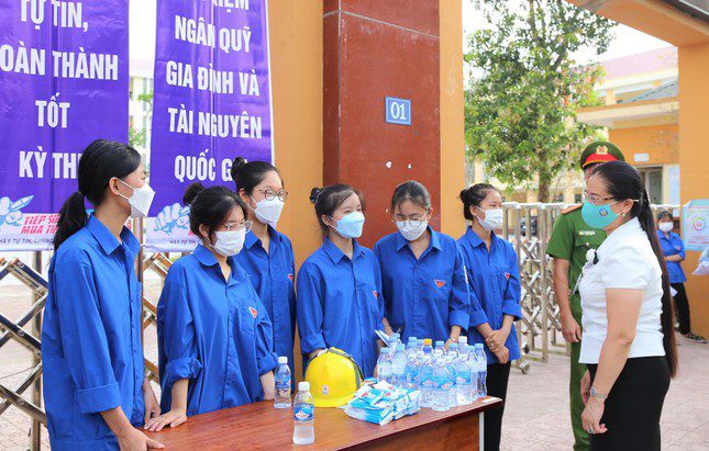 Xúc động hình ảnh tình nguyện viên cõng thí sinh đến tận phòng thi ảnh 5