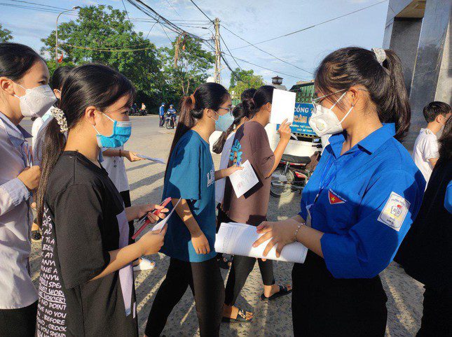 Xúc động hình ảnh tình nguyện viên cõng thí sinh đến tận phòng thi ảnh 6