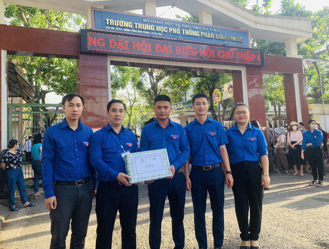 Xúc động hình ảnh tình nguyện viên cõng thí sinh đến tận phòng thi ảnh 7