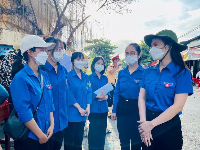 Xúc động hình ảnh tình nguyện viên cõng thí sinh đến tận phòng thi ảnh 8