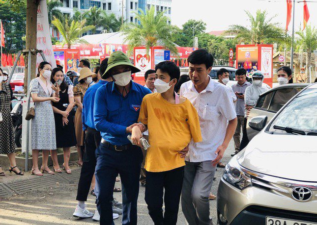 Xúc động hình ảnh tình nguyện viên cõng thí sinh đến tận phòng thi ảnh 9