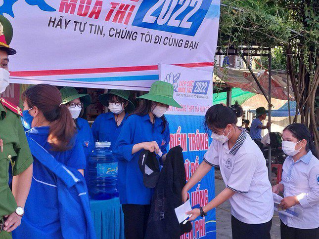 Xúc động hình ảnh tình nguyện viên cõng thí sinh đến tận phòng thi ảnh 1