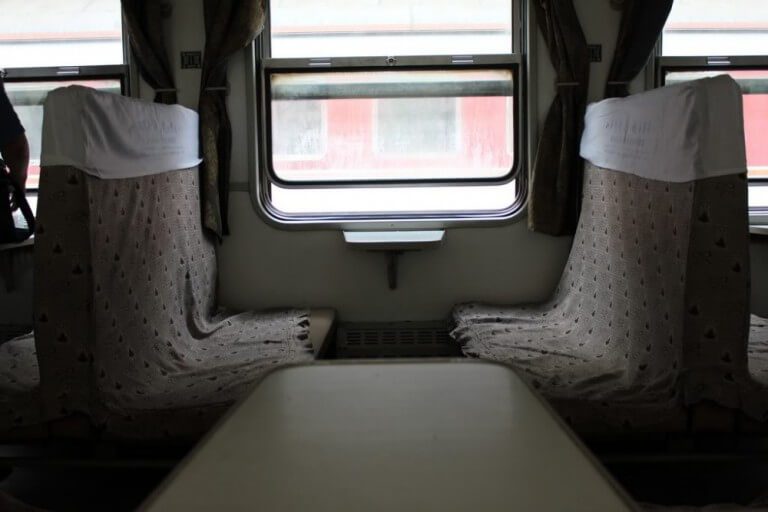 Yêu cầu chỗ ngồi thể hiện sự lịch sự khi giao tiếp (Nguồn : Theraillife) 