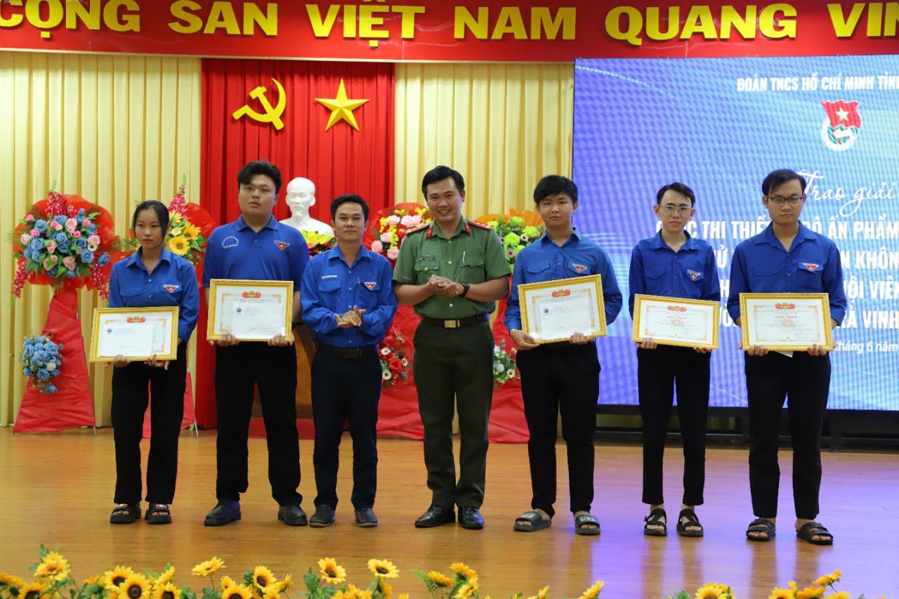 A group of people holding certificates Description automatically generated