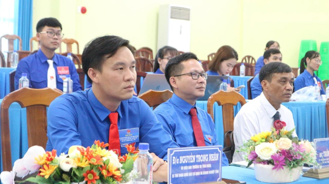 A group of people sitting at a table

Description automatically generated