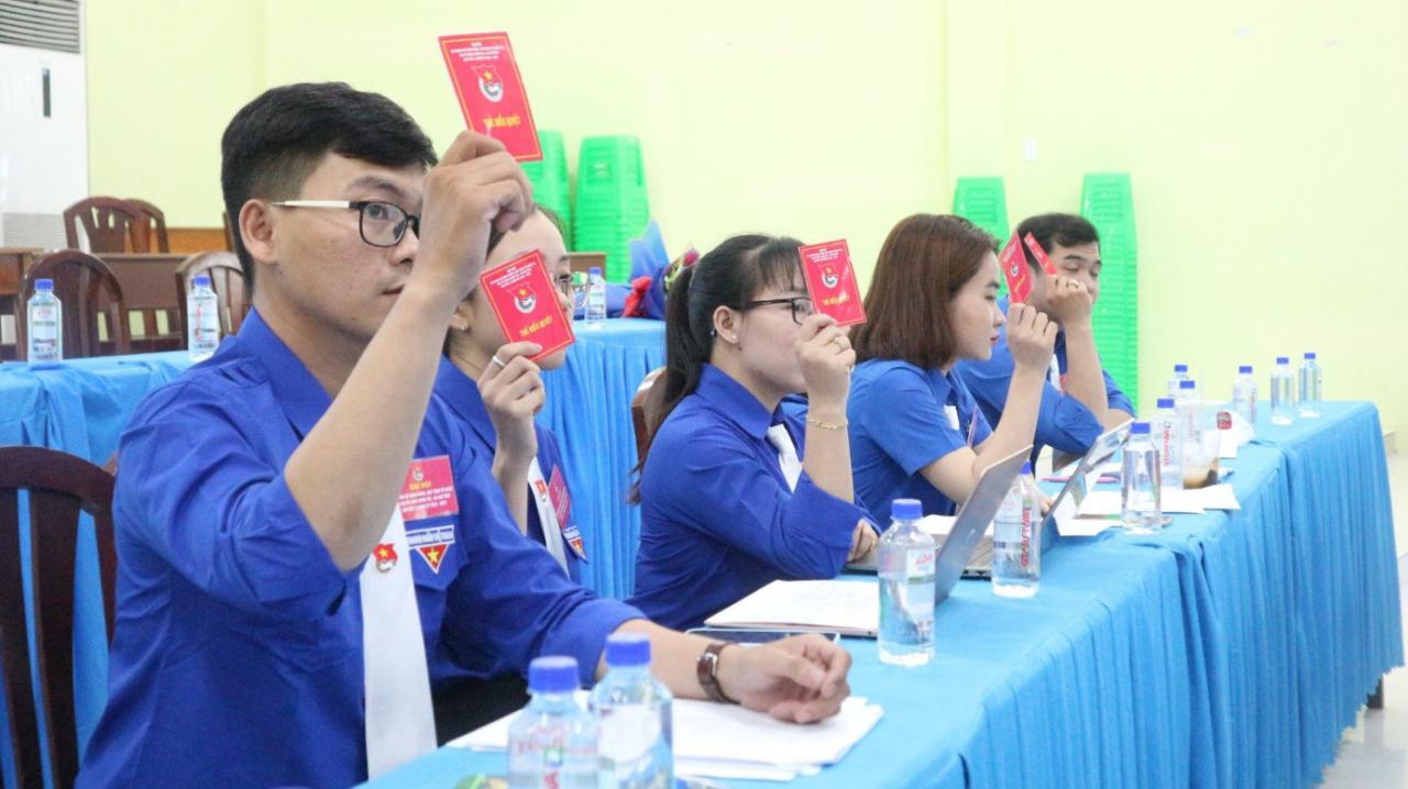 A group of people sitting at a table

Description automatically generated