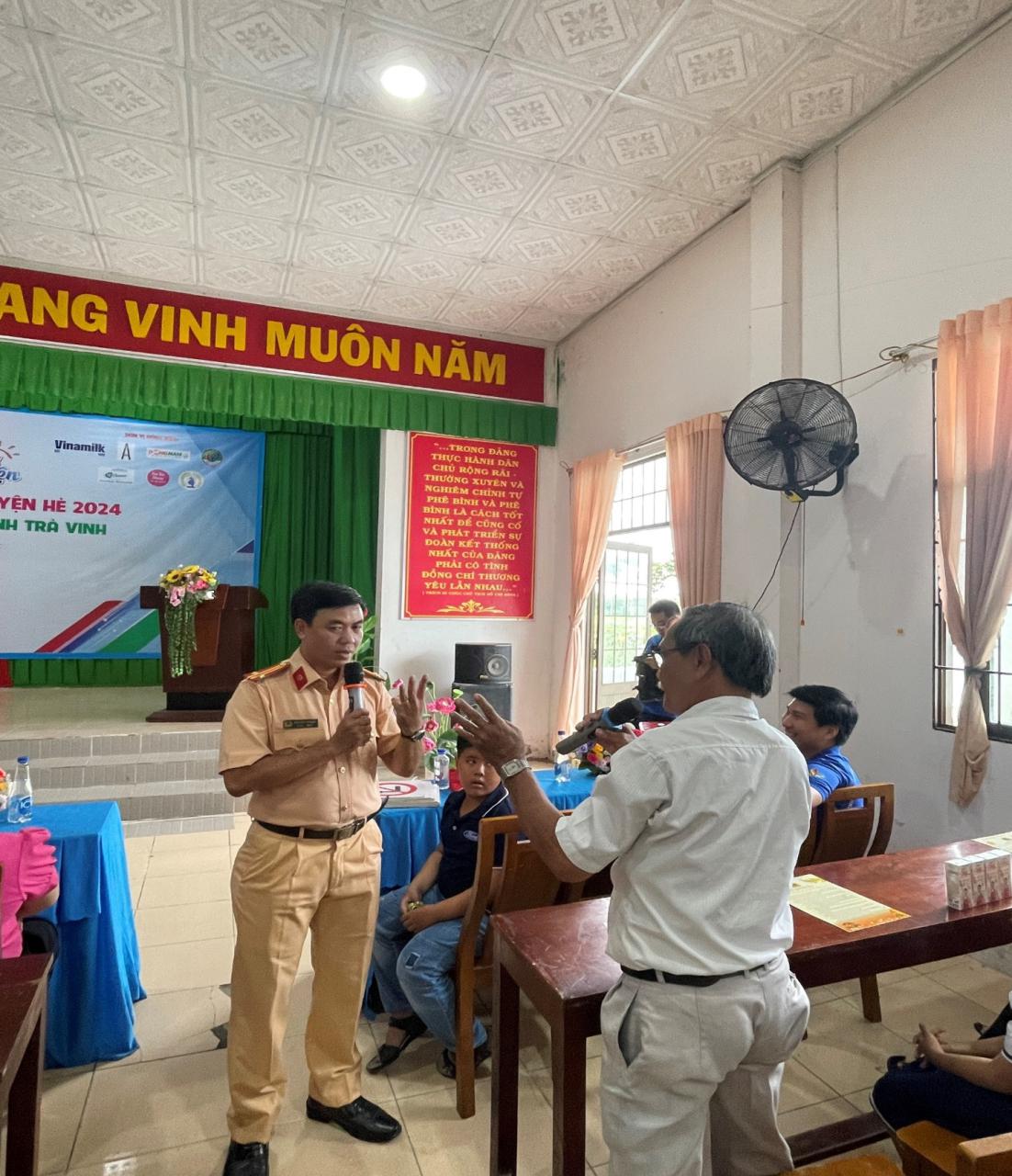 A person giving a high five to a group of people Description automatically generated