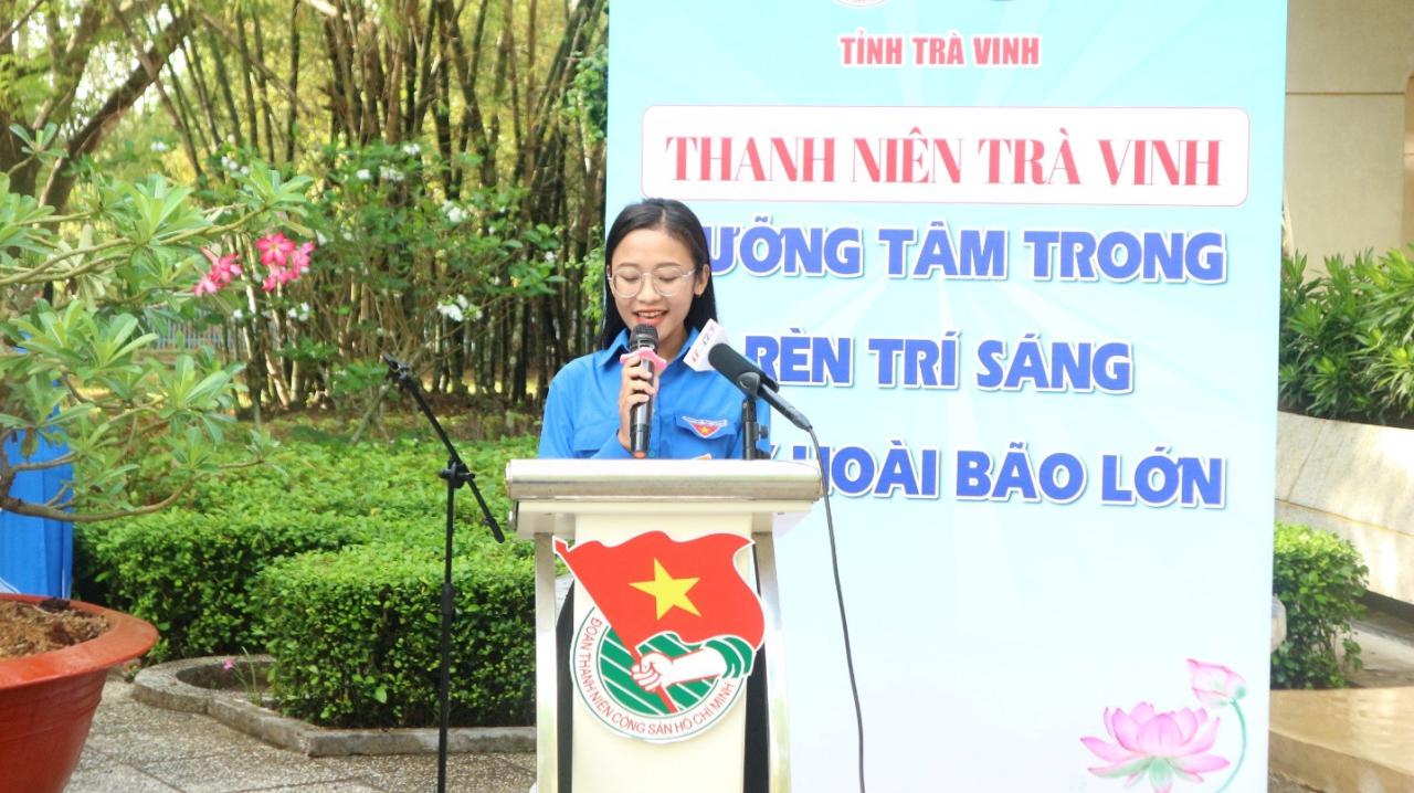 A person speaking into a microphone

Description automatically generated