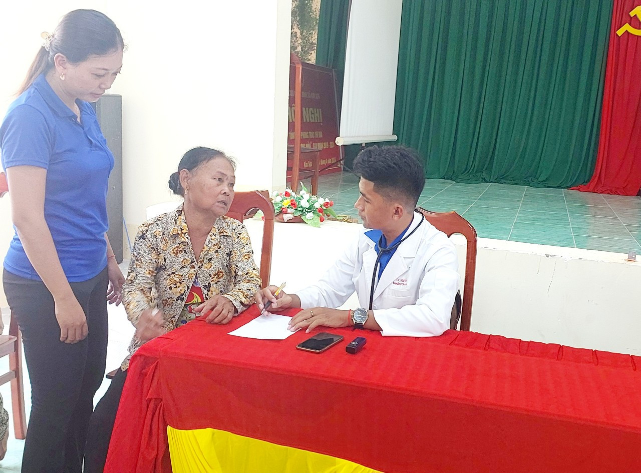 BS%20tu%20van%20kham%20benh%20cho%20nguoi%20dan%20da%20sua