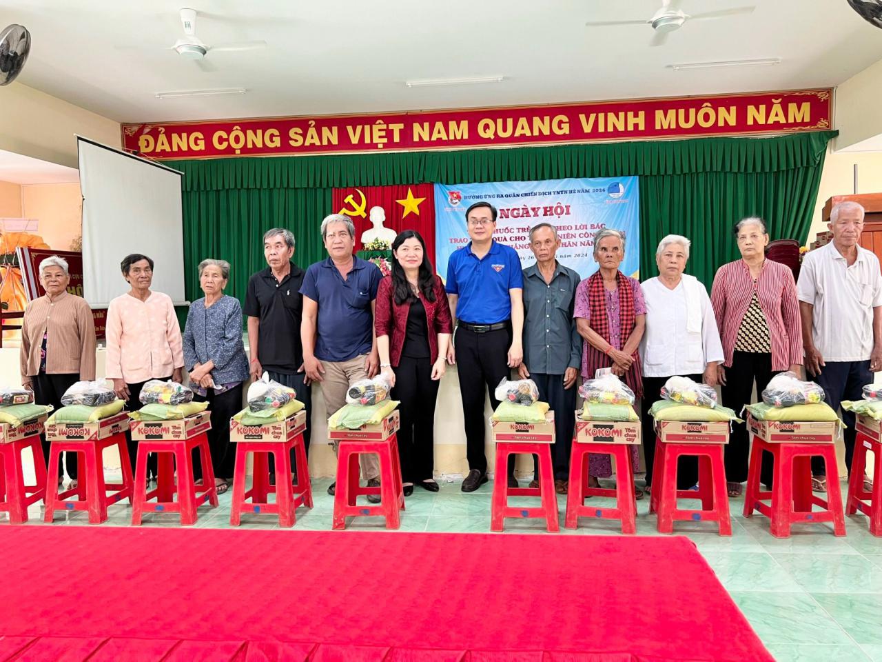 trao qua nguoi dan kho khan