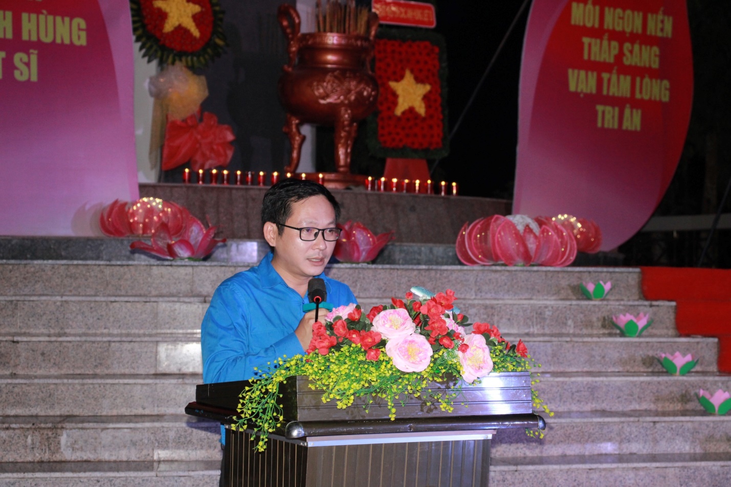 A person speaking at a podium Description automatically generated