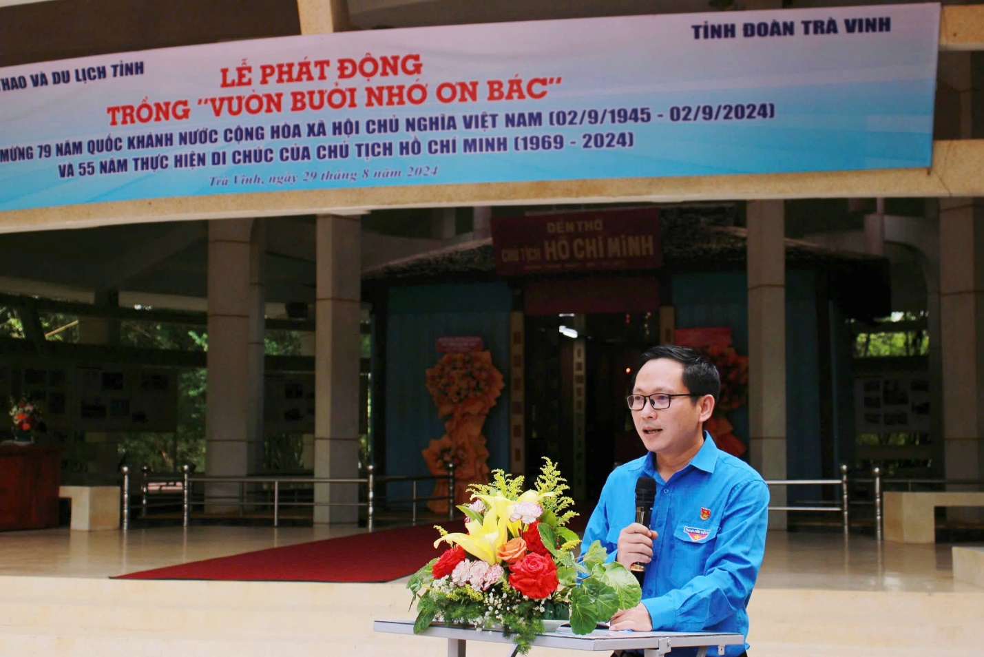 A person speaking at a podium Description automatically generated