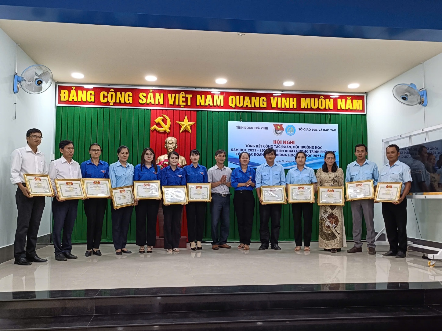 C:\Users\Administrator\Desktop\Ảnh Hội nghị tổng kết 2023-2024\Ảnh tin\a32583f96e8fc9d1909e55.jpg