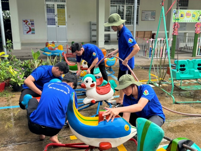 F:\THẢO MY\3. HỘI ĐỒNG ĐỘI NĂM HỌC 2023 - 2024\53 Đội hình chuyên\2024\Đội hình\z5657098381649_cb2802e873bb585f2f8f28df3c0cbd97.jpg