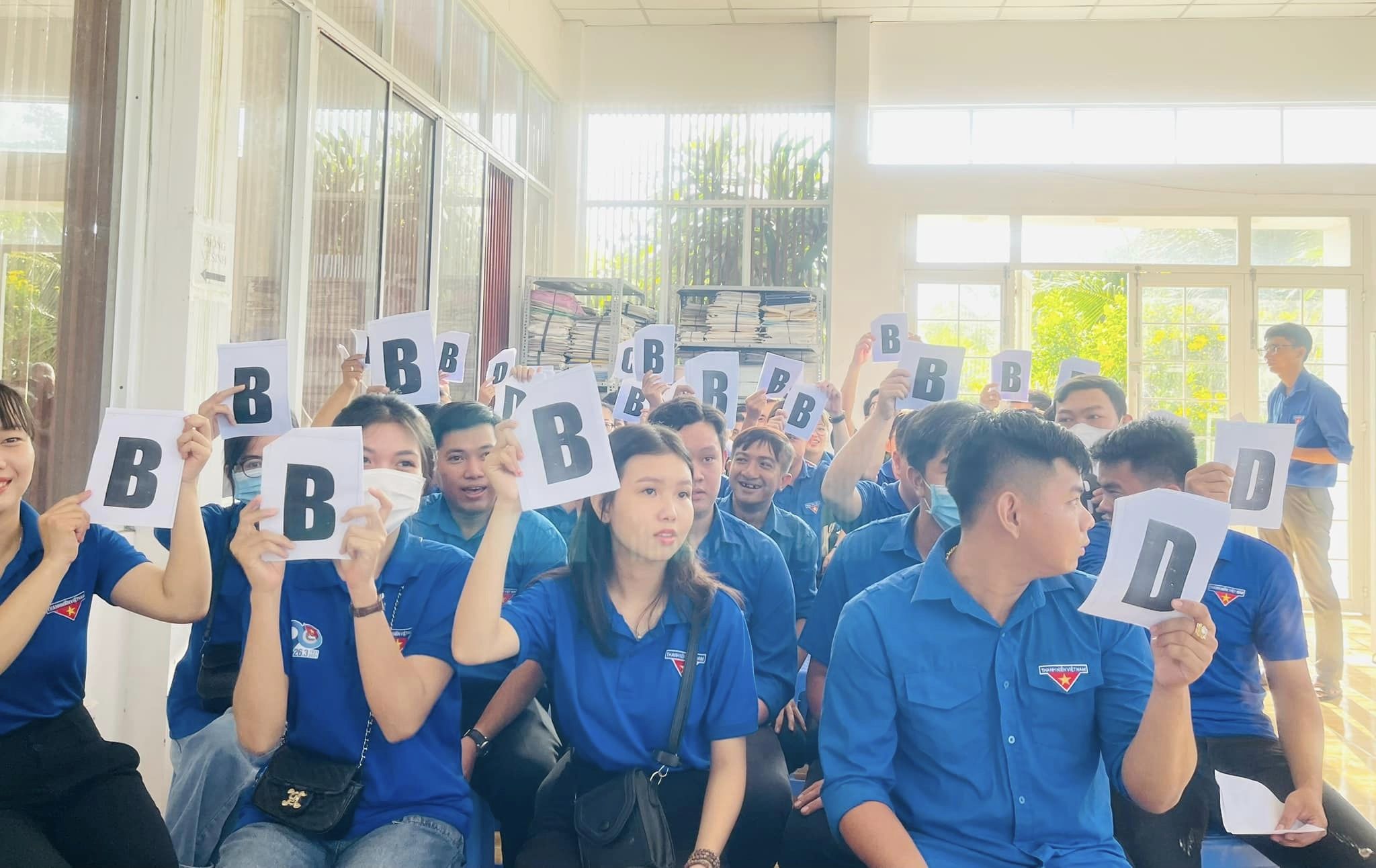 cán bộ đoàn, đoàn viên thanh niên tham gia Rung chuông vàng