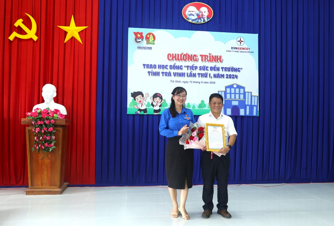 F:\THẢO MY\04 HỘI ĐỒNG ĐỘI NĂM HỌC 2024-2025\Tin bài\04 (13.9.24)Trao học bổng Tiếp sức đến trường TX DH\Ảnh tin\2.JPG