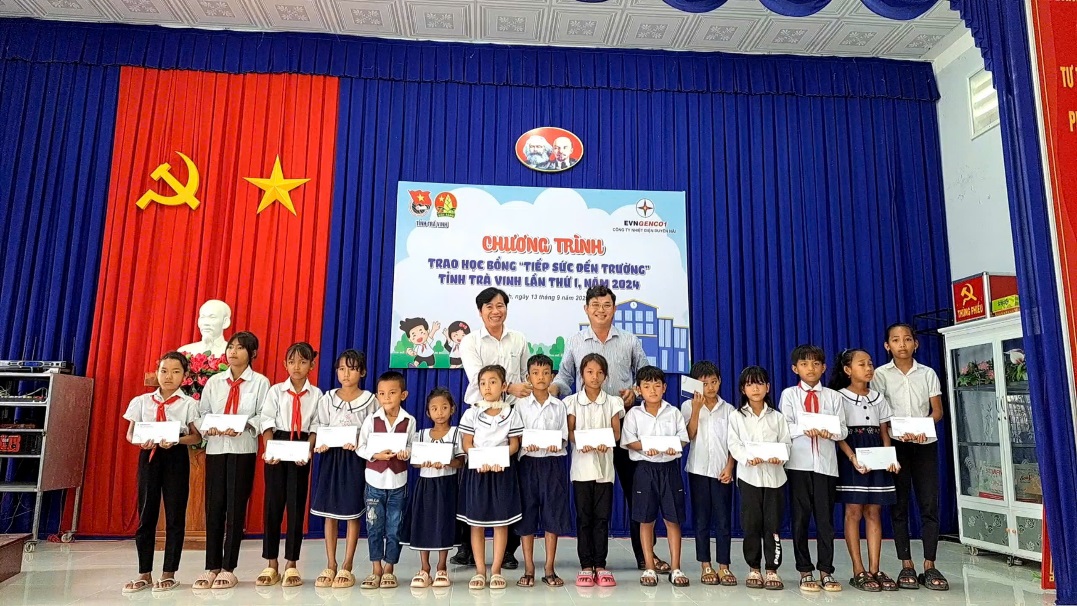 F:\THẢO MY\04 HỘI ĐỒNG ĐỘI NĂM HỌC 2024-2025\Tin bài\04 (13.9.24)Trao học bổng Tiếp sức đến trường TX DH\Ảnh tin\8.jpg