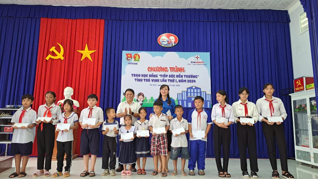 F:\THẢO MY\04 HỘI ĐỒNG ĐỘI NĂM HỌC 2024-2025\Tin bài\04 (13.9.24)Trao học bổng Tiếp sức đến trường TX DH\Ảnh tin\z5825813675087_695f03278c14c14e76c7b860eb14a7fb.jpg