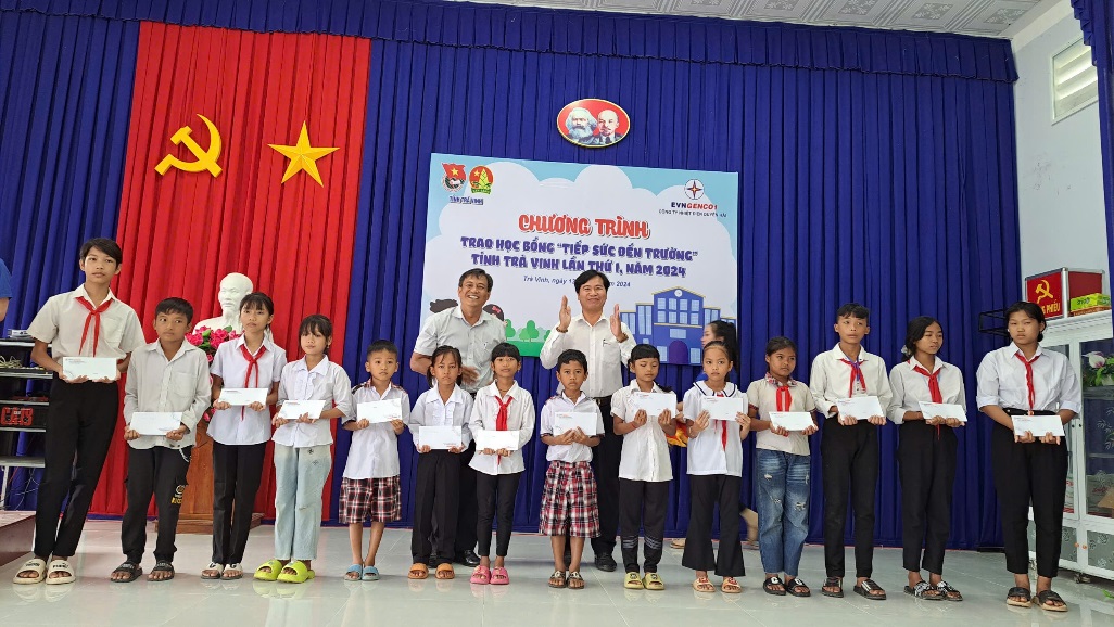 F:\THẢO MY\04 HỘI ĐỒNG ĐỘI NĂM HỌC 2024-2025\Tin bài\04 (13.9.24)Trao học bổng Tiếp sức đến trường TX DH\Ảnh tin\z5825813680261_be1dc58c0e5a89df9e6f8b08d7dba739.jpg