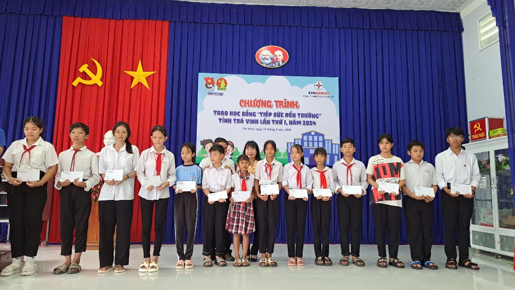 F:\THẢO MY\04 HỘI ĐỒNG ĐỘI NĂM HỌC 2024-2025\Tin bài\04 (13.9.24)Trao học bổng Tiếp sức đến trường TX DH\Ảnh tin\z5825813698503_c4b774f8bbaf902f34a89400da17dc93.jpg