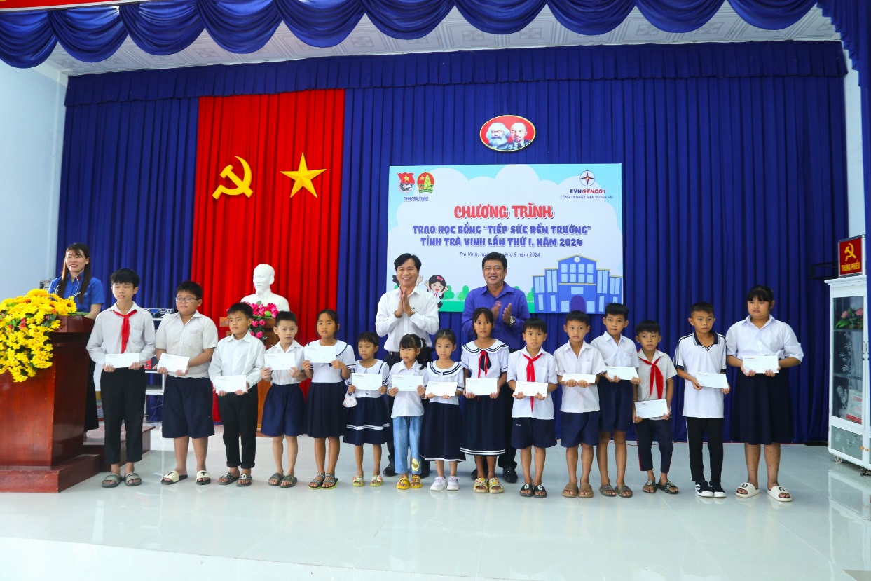 F:\THẢO MY\04 HỘI ĐỒNG ĐỘI NĂM HỌC 2024-2025\Tin bài\04 (13.9.24)Trao học bổng Tiếp sức đến trường TX DH\Ảnh tin\lan 2.JPG