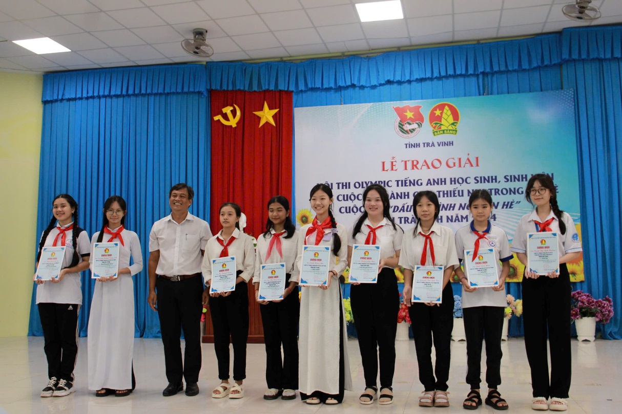 F:\THẢO MY\04 HỘI ĐỒNG ĐỘI NĂM HỌC 2024-2025\Tin bài\08 (04.10.24) Ảnh trao giải cuộc thi hè năm 2024\Ảnh tin\7.jpg
