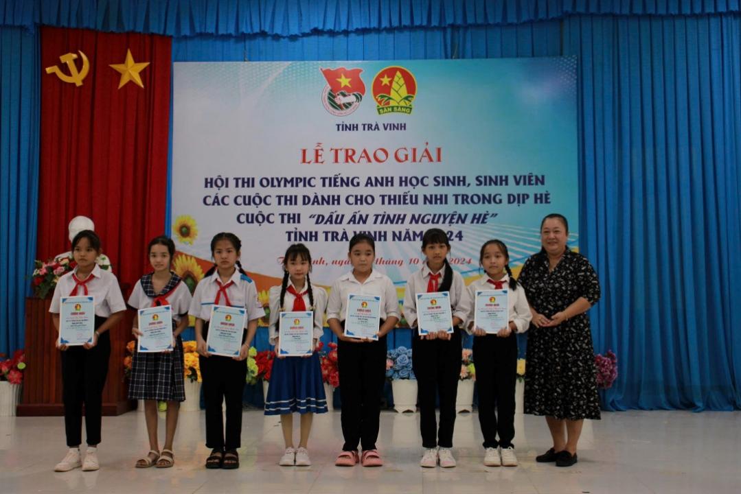 F:\THẢO MY\04 HỘI ĐỒNG ĐỘI NĂM HỌC 2024-2025\Tin bài\08 (04.10.24) Ảnh trao giải cuộc thi hè năm 2024\Ảnh tin\4.jpg