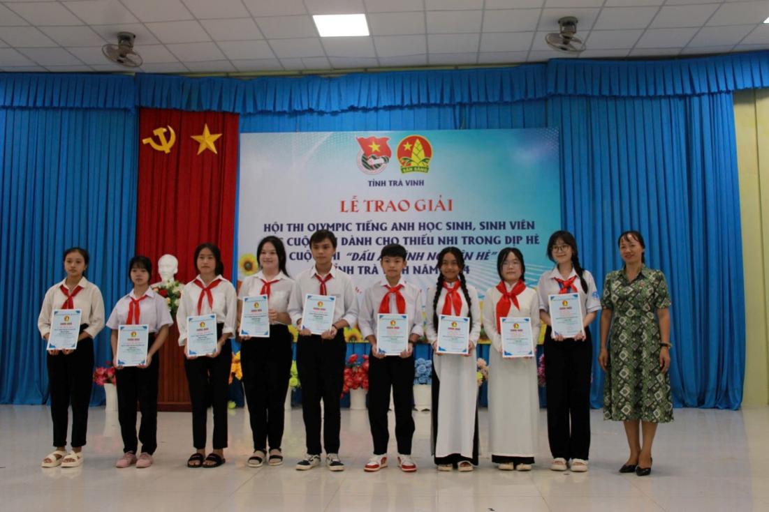 F:\THẢO MY\04 HỘI ĐỒNG ĐỘI NĂM HỌC 2024-2025\Tin bài\08 (04.10.24) Ảnh trao giải cuộc thi hè năm 2024\Ảnh tin\5.jpg