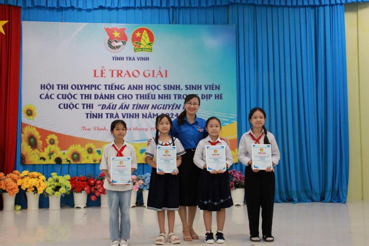 F:\THẢO MY\04 HỘI ĐỒNG ĐỘI NĂM HỌC 2024-2025\Tin bài\08 (04.10.24) Ảnh trao giải cuộc thi hè năm 2024\Ảnh tin\6.jpg