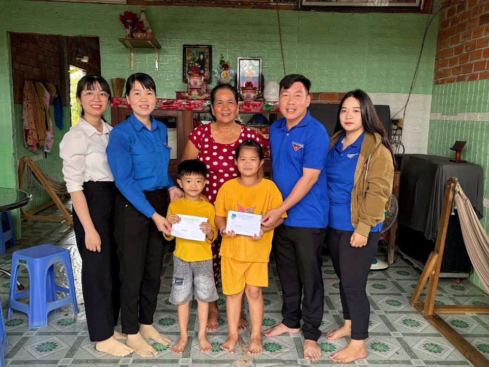 C:\Users\Administrator\Desktop\Ảnh trao tặng HB nối vòng tay thương\Lê Nguyễn Như Ý (2016) + Lê Chí Khang (2019) xã Ninh Thới, huyện Cầu Kè.jpg