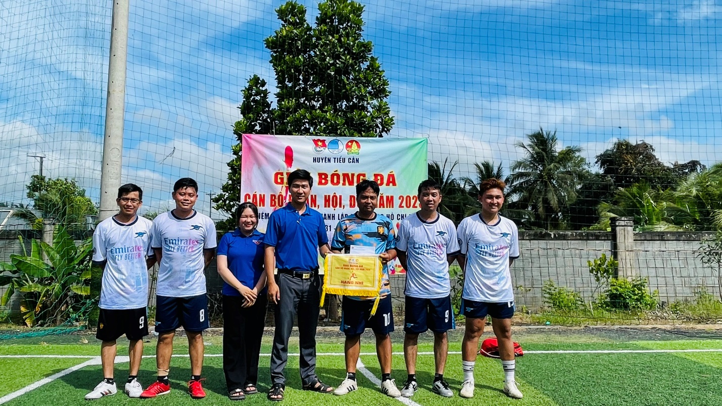 F:\2 THANG-HUYEN ĐOAN\NAM 2025\8 ẢNH HOẠT ĐỘNG\HỘI THAO CÁN BỘ ĐOÀN 2025\giai nhi.jpg