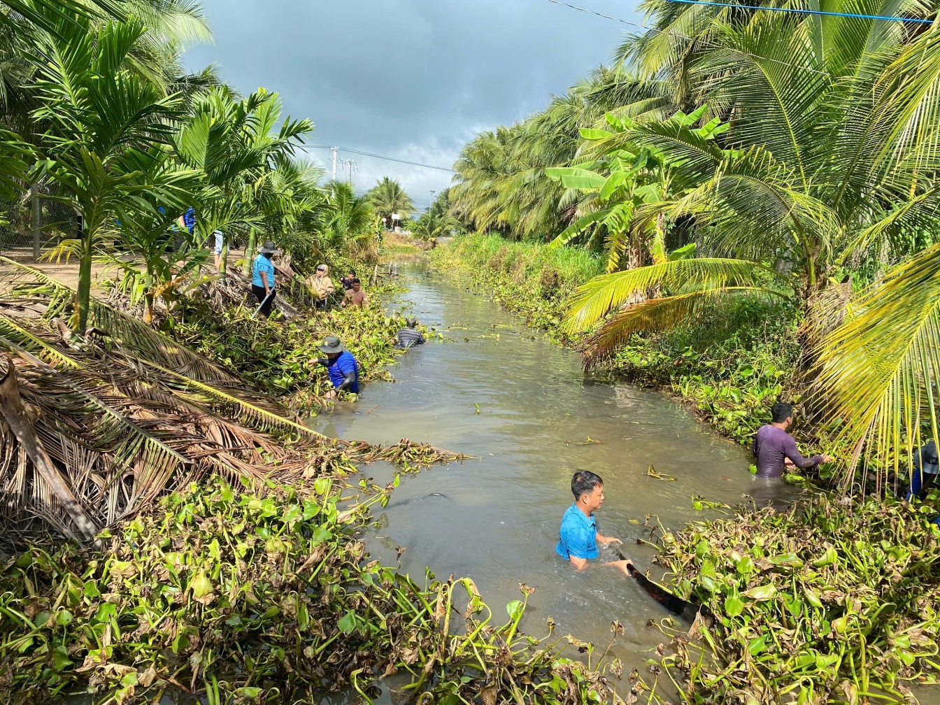 A group of people in a river

AI-generated content may be incorrect.