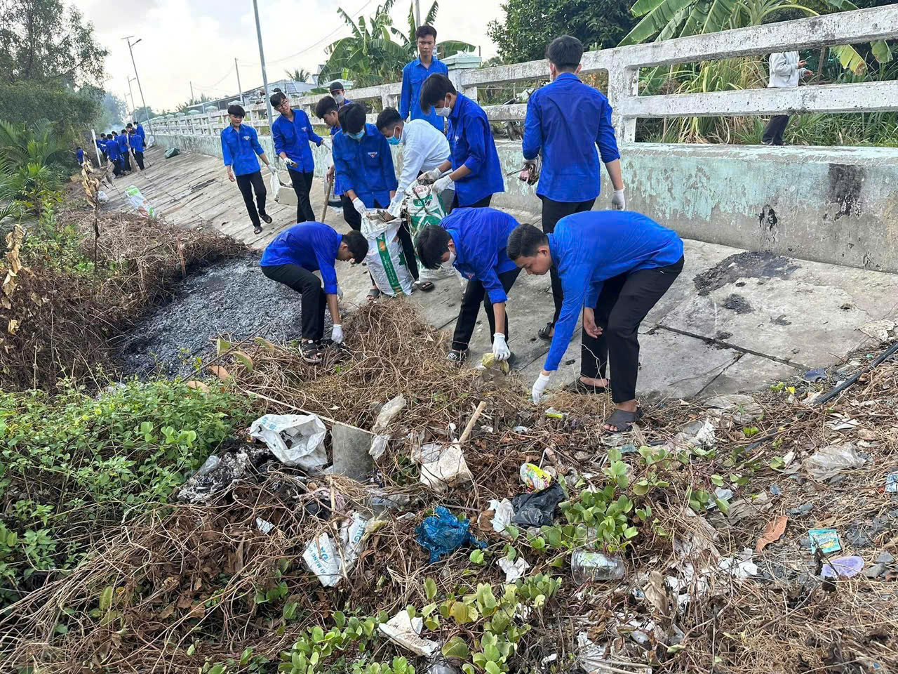 A group of people in blue shirts cleaning garbage

AI-generated content may be incorrect.