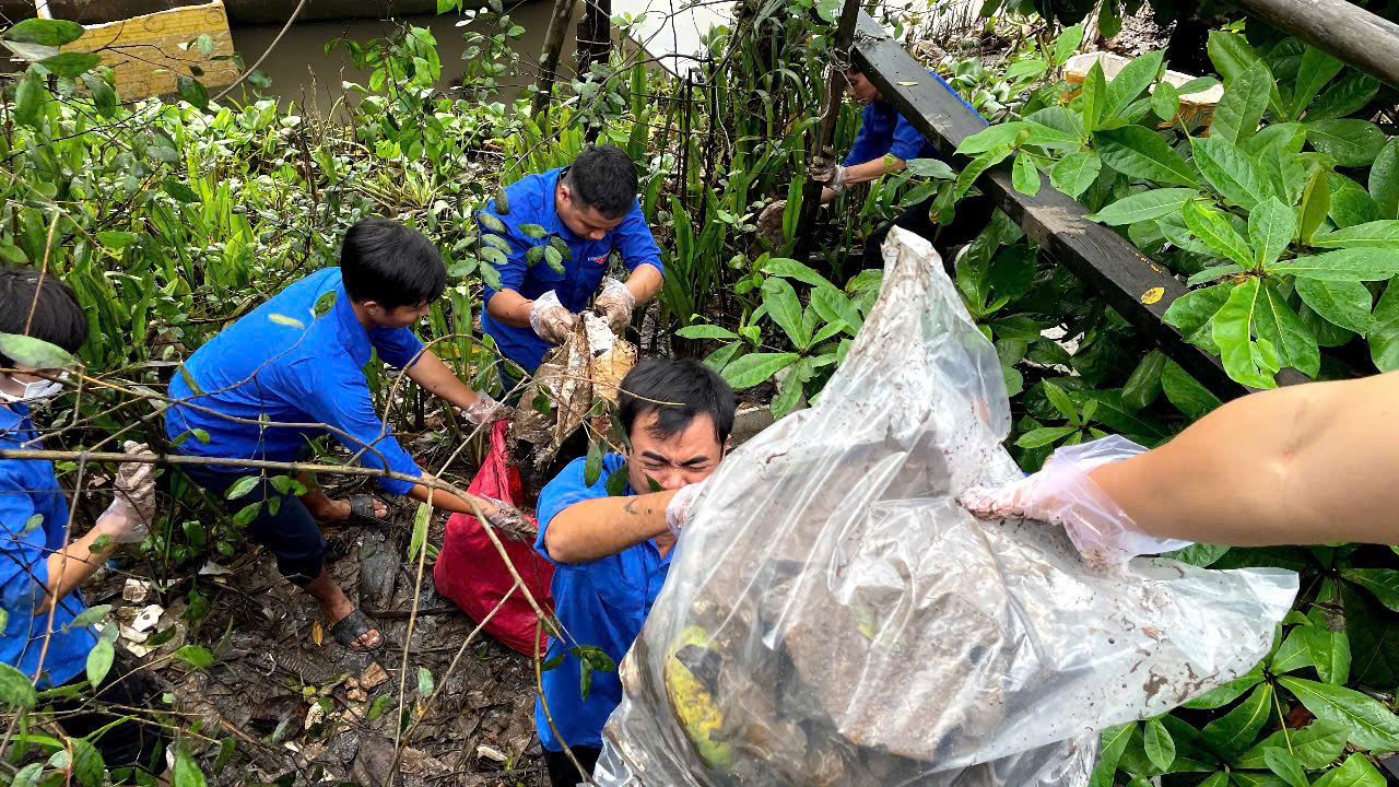 A group of people in blue shirts picking up trash

AI-generated content may be incorrect.