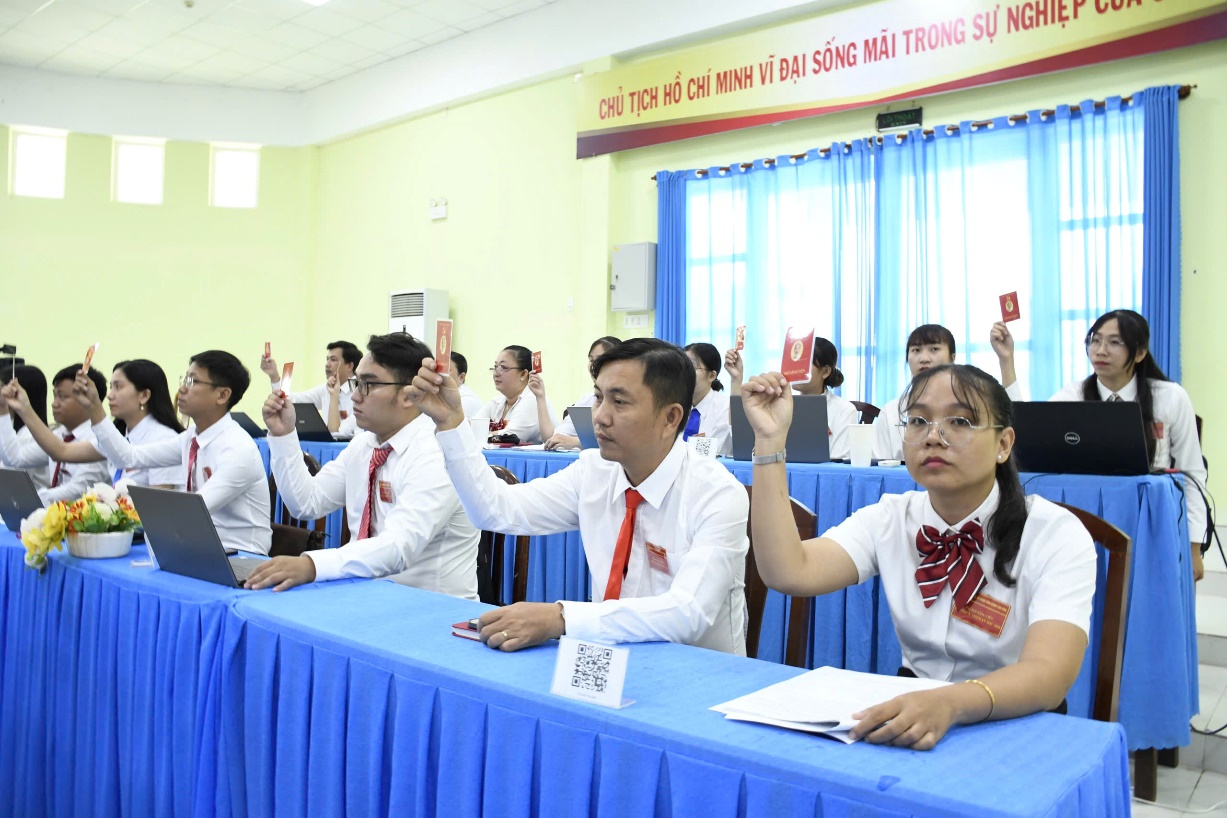 D:\Chi bo 2025 - 2030\4. Văn kien Đai hoi Chi bo lan thư X - chinh thuc\hinh\z6716941189710_1bdd31f49fdd3a2bbc50ff892188b004.jpg