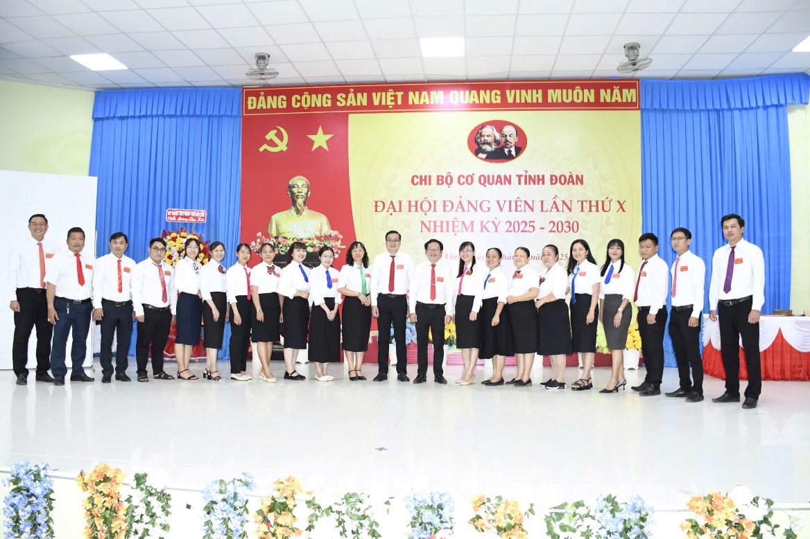 D:\Chi bo 2025 - 2030\4. Văn kien Đai hoi Chi bo lan thư X - chinh thuc\hinh\z6716941168676_c94256899e5bbcef587fb9dd7326ca4d.jpg